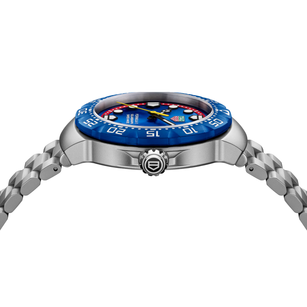 Powered by the innovative TAG Heuer Solargraph Calibre TH50-00, this timepiece harnesses both natural and artificial light to deliver reliable quartz precision, offering up to 10 months of autonomy on a full charge. 