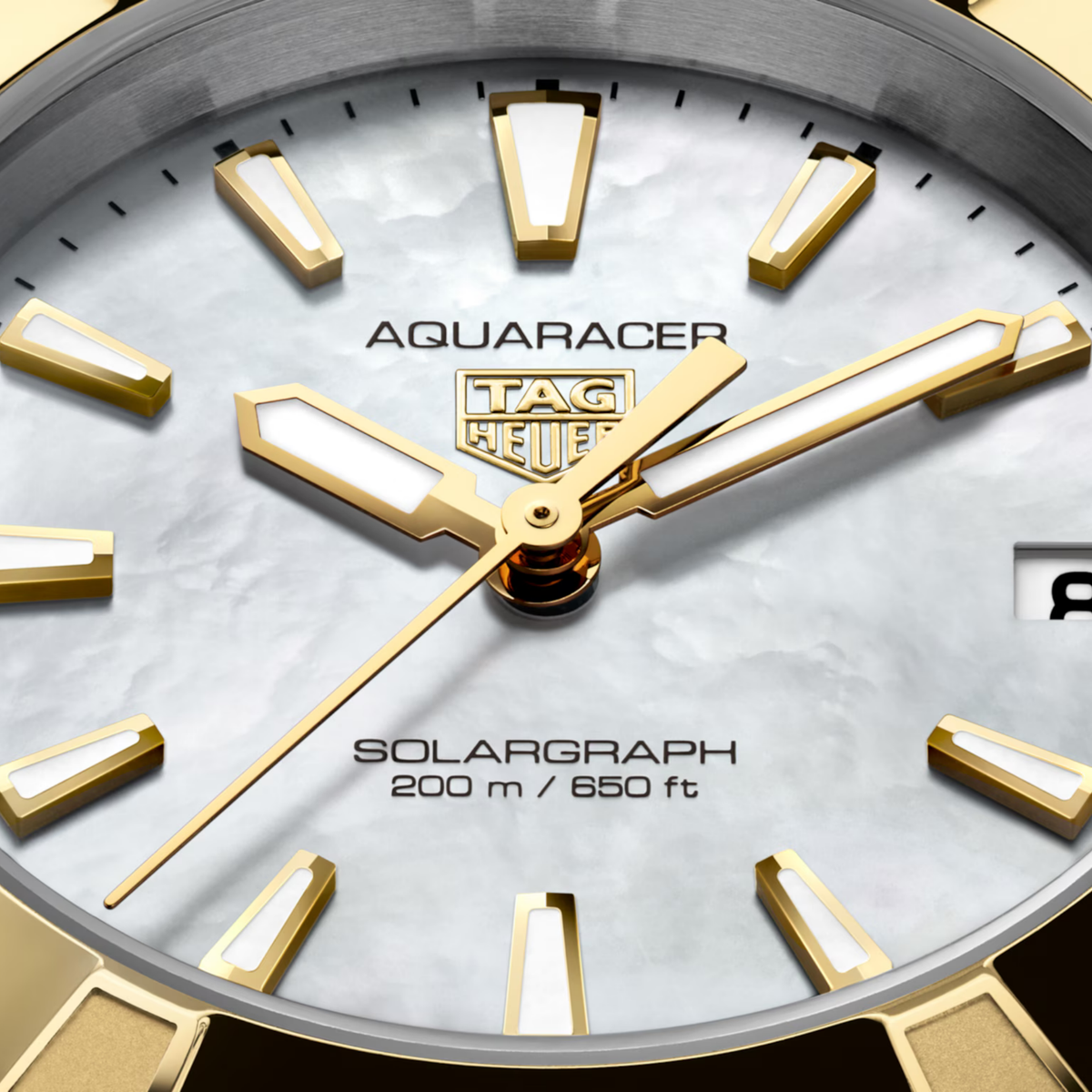The white mother-of-pearl dial features gold-plated applied indexes with white Super-LumiNova for excellent readability, alongside a practical date display at 3 o'clock. 