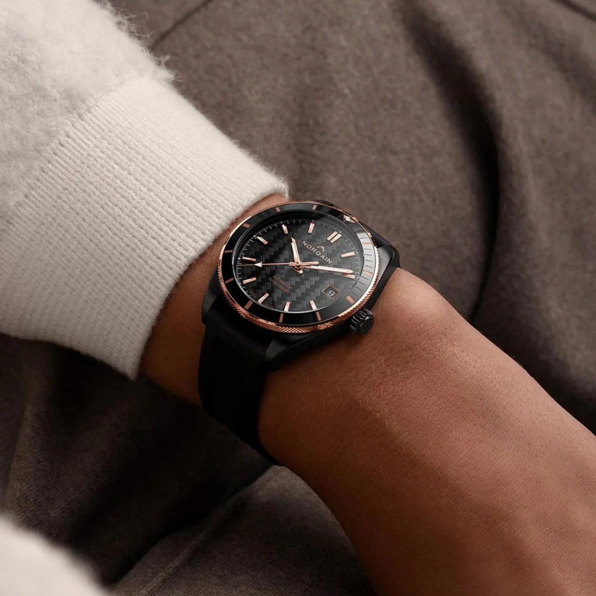 Bold yet versatile, the Adventure Sport 37mm combines a durable DLC coated stainless steel case with warm red gold accents. Finished with a black rubber strap, it offers comfort, style and reliable Swiss performance.
