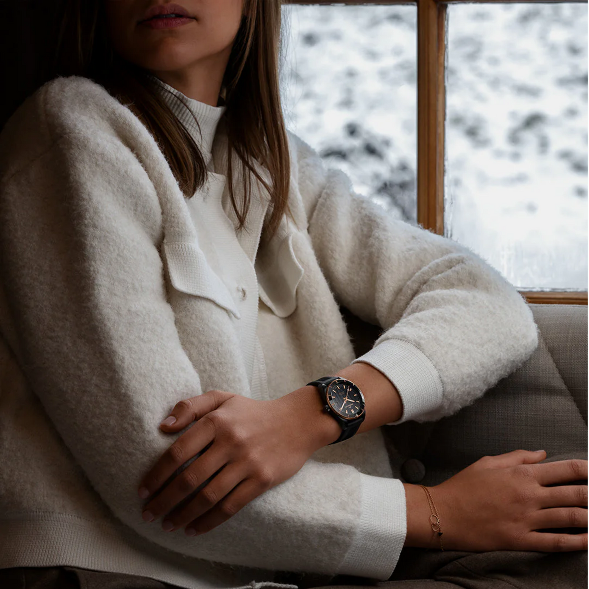 Designed for those who like to stand out, this 37mm Adventure Sport pairs rugged materials with premium finishes. The black ceramic bezel, red gold details and automatic movement make it ready for any occasion.
