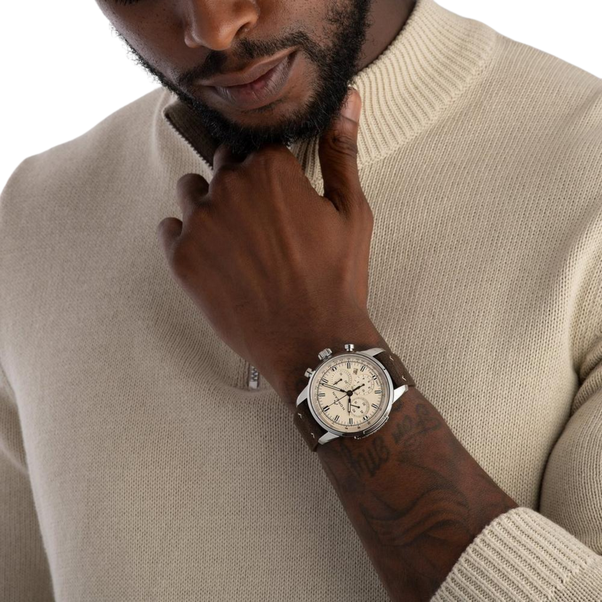 A nod to 60s design, this NORQAIN chronograph blends a clean cream dial with vintage style details and a soft brown strap. It’s sporty, but with a more elegant, laid back edge.
