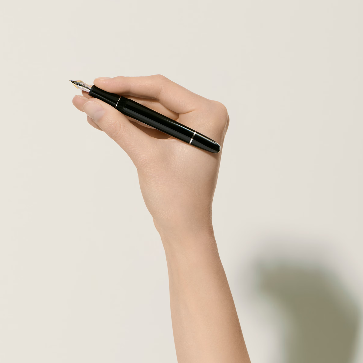 Hand writing with the Montblanc Meisterstück Platinum-Coated Classique fountain pen