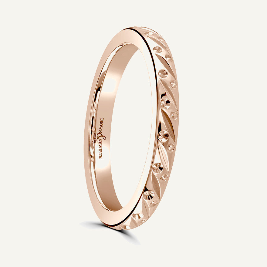 P800 D-Shape Patterned Wedding Ring