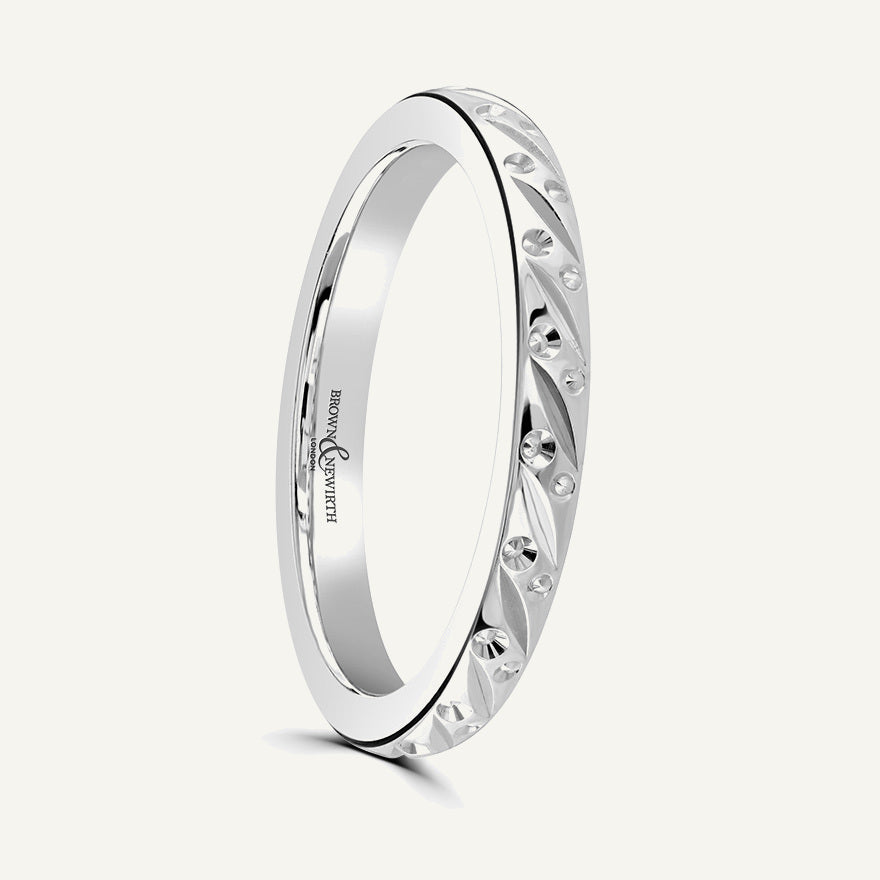 P800 D-Shape Patterned Wedding Ring