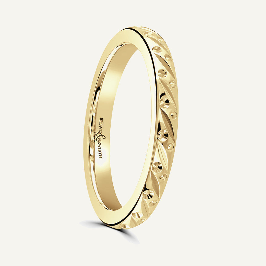 P800 D-Shape Patterned Wedding Ring