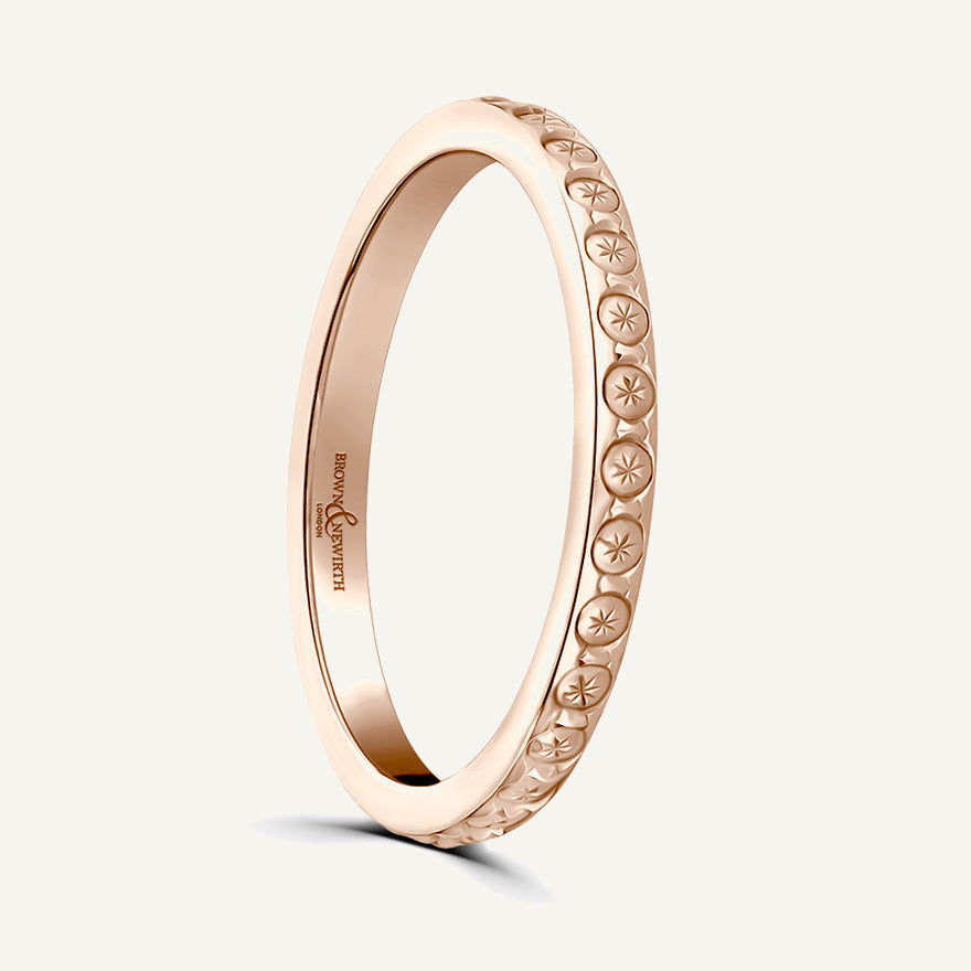 P804 D-Shape Patterned Wedding Ring
