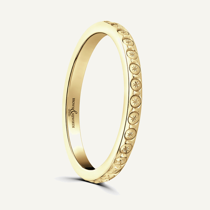 P804 D-Shape Patterned Wedding Ring