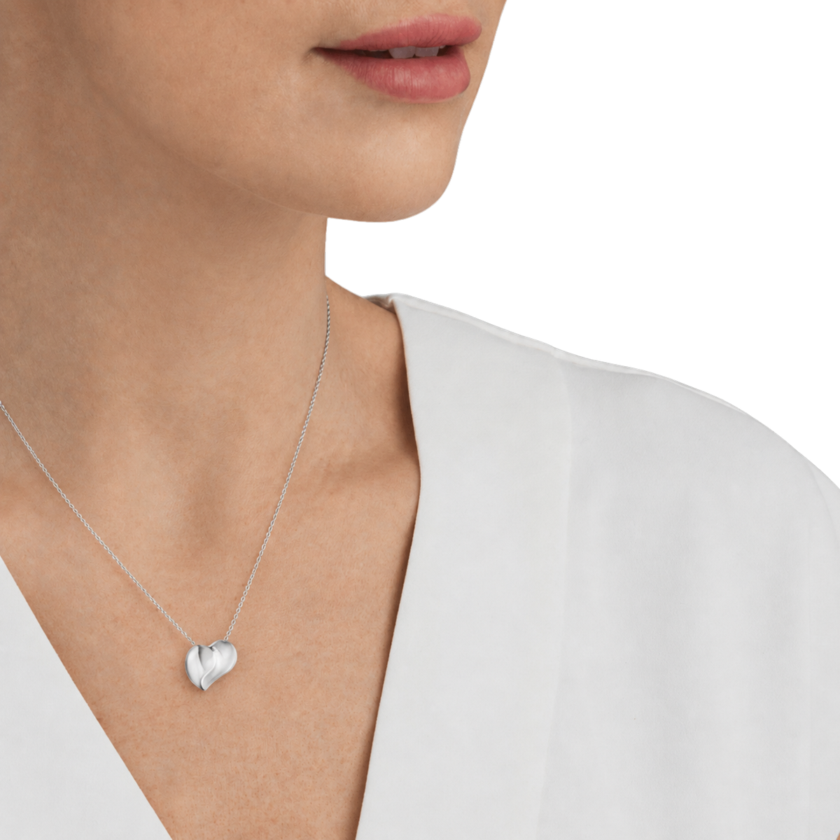 Elegant and timeless, this 45cm 925 sterling silver necklace offers a more modern contemporary take on the classic heart motif.