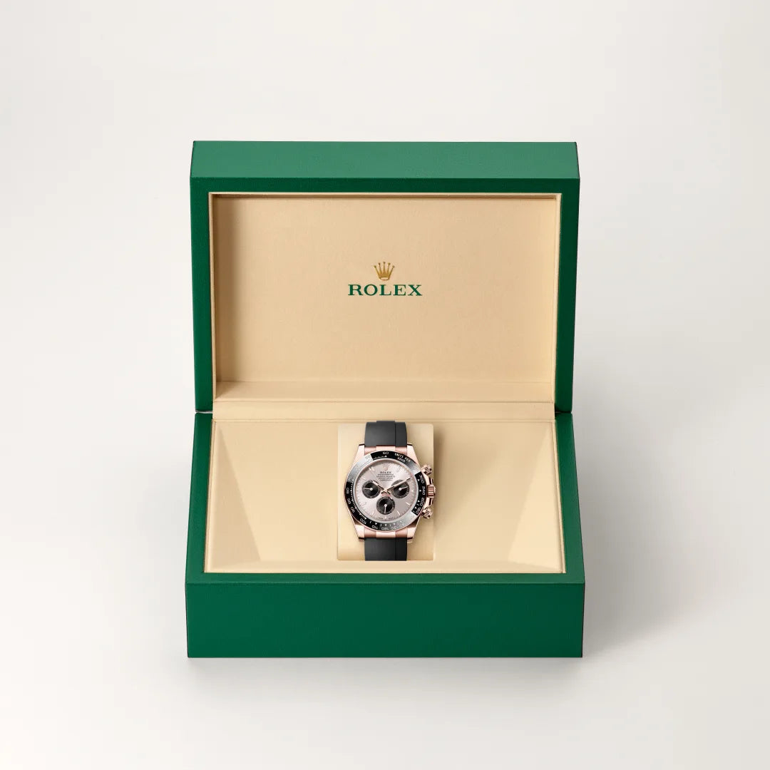 Rolex Cosmograph Daytona in 18 ct Everose gold with a Sundust and bright black dial, Black monobloc Cerachrom bezel in ceramic with moulded tachymetric scale bezel, Oysterflex bracelet