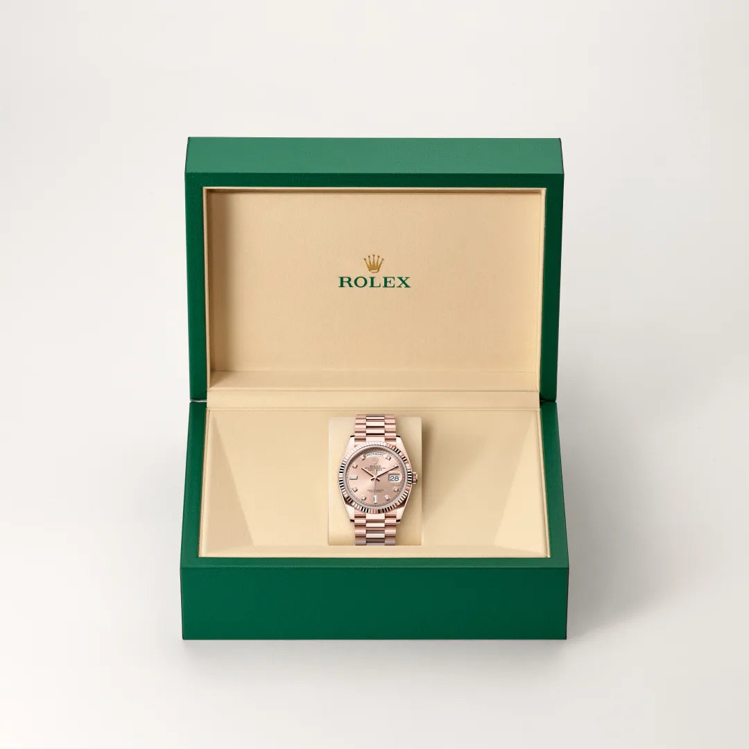 Rolex Day-Date 36 in 18 ct Everose gold with a Rosé-colour set with diamonds dial, Fluted bezel, President, semi-circular three-piece links bracelet