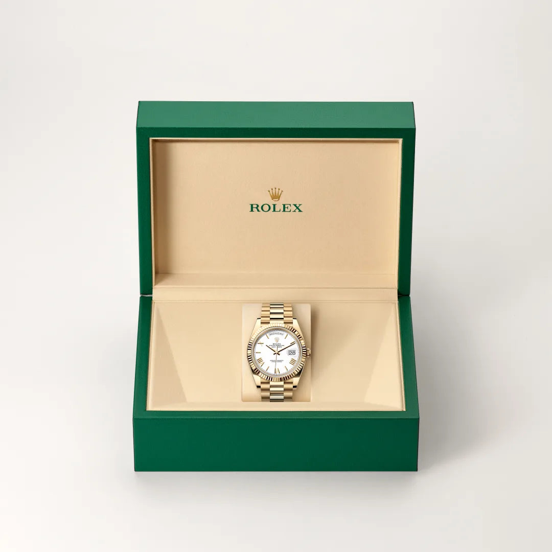 Rolex Day-Date 40 in 18 ct yellow gold with a White dial, Fluted bezel, President, semi-circular three-piece links bracelet