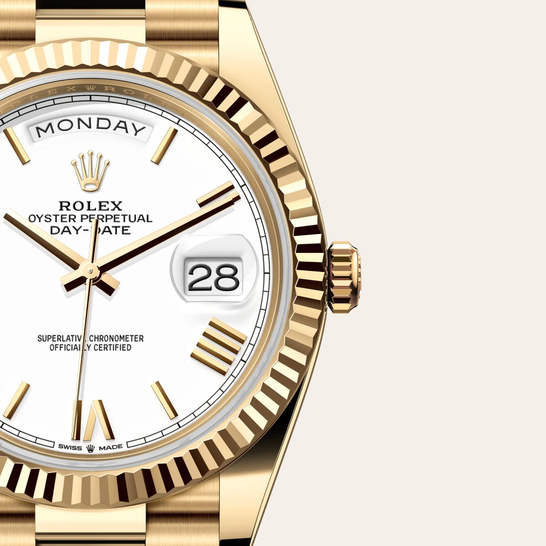 Rolex Day-Date 40 in 18 ct yellow gold with a White dial, Fluted bezel, President, semi-circular three-piece links bracelet