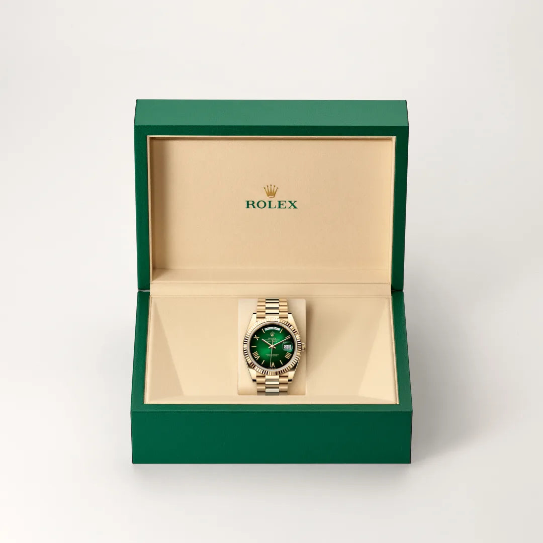 Rolex Day-Date 40 in 18 ct yellow gold with a Green ombré dial, Fluted bezel, President, semi-circular three-piece links bracelet