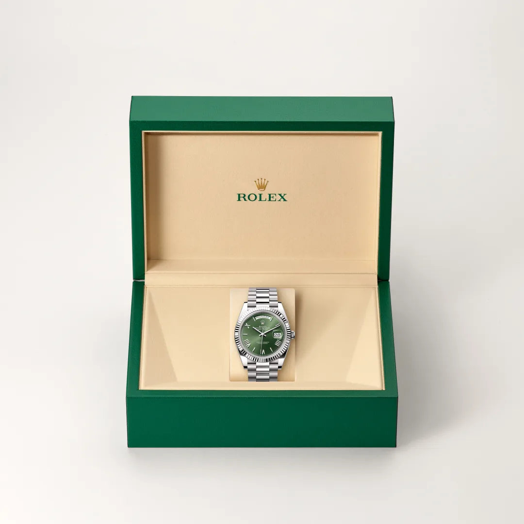 Rolex Day-Date 40 in 18 ct white gold with a Olive green dial, Fluted bezel, President, semi-circular three-piece links bracelet
